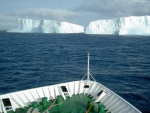 Antarktis Schiff Bug Eisberg