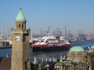 MS Fridtjof Nansen von Hurtigruten an den Landungsbrücken