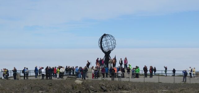 Welches Schiff liegt am selben Tag beim Nordkap? am Nordkap Kugel