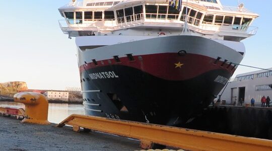 MS Midnatsol fährt nicht in den Geirangerfjord MS Midnatsol an der Pier in Svolvaer am Nationalfeiertag 17. Mai